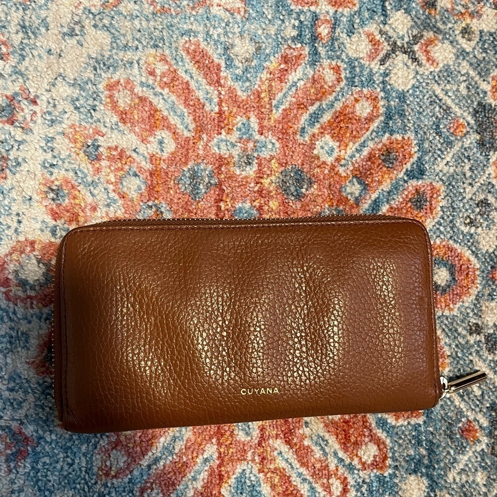 Cuyana pebbled leather wallet in caramel/chestnut